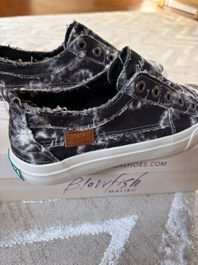 NWT Blowfish Shadow Tie-Dye Black & White Slip-On Sneakers 8